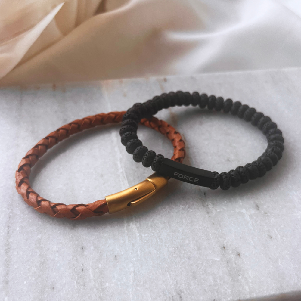 Scrouples - Brunt flettet læder armbånd med forgyldt lås  - 03761a