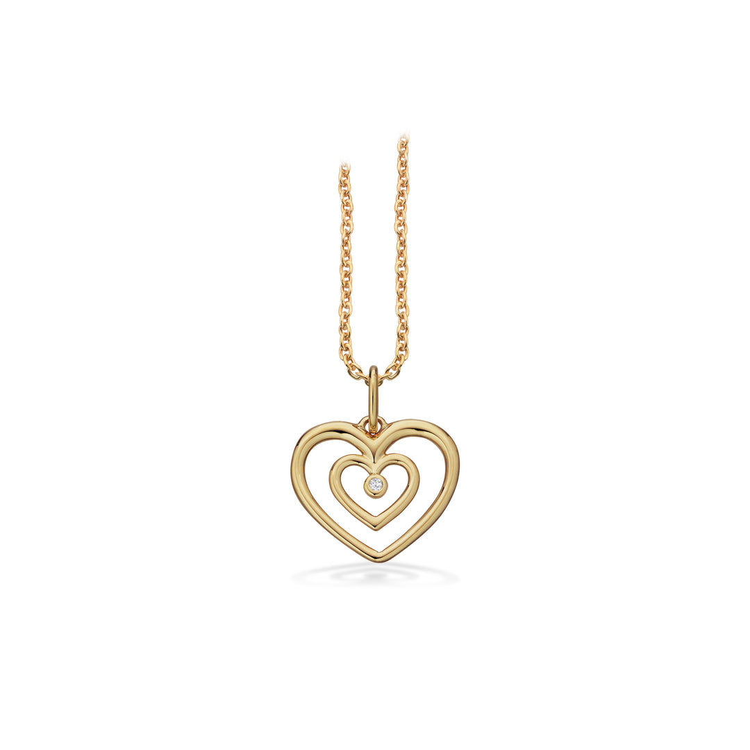 Dobbelt hjerte vedhæng med diamant i midten, vedhænget er i 8 karat guld med en guldbelagt sølvhalskæde