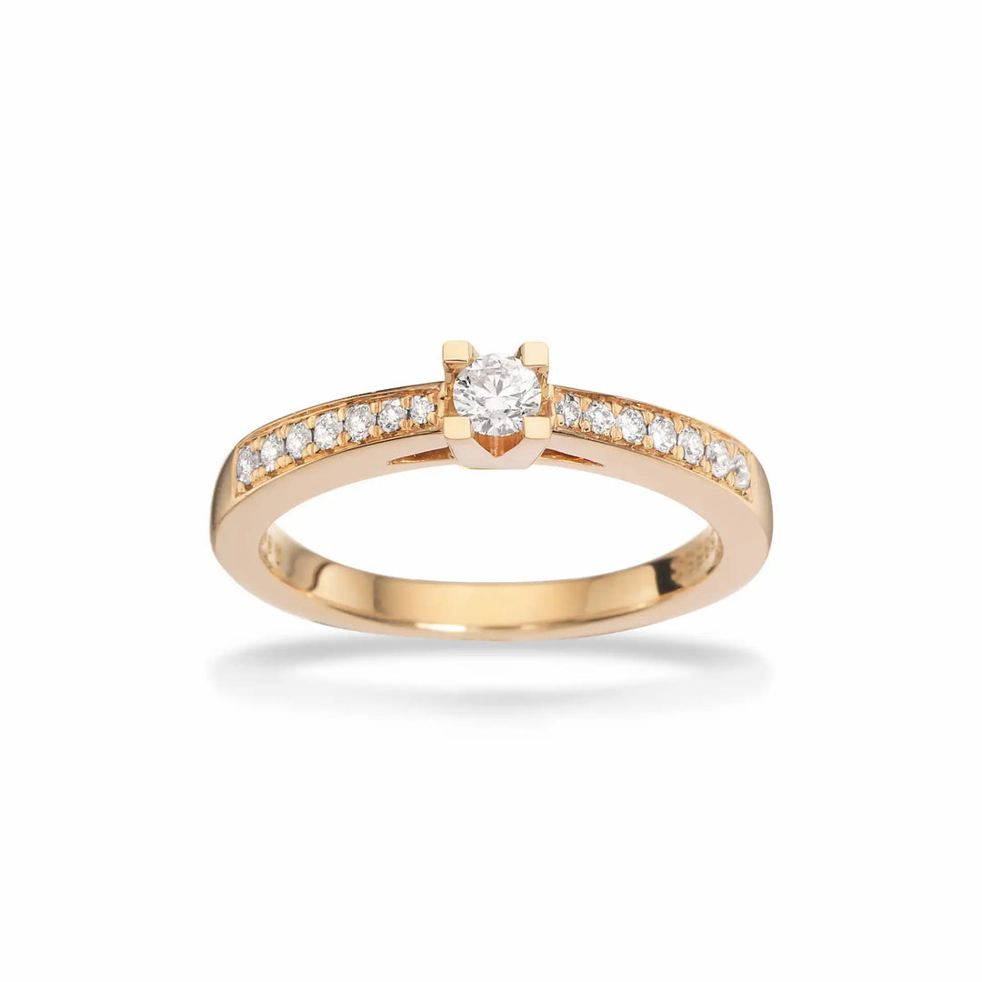 Klepatra queen ring med 0,22ct diamanter. Ringen er lavet i 14 karat guld. Denne ring kunne være den perfekte forlovelsesring.