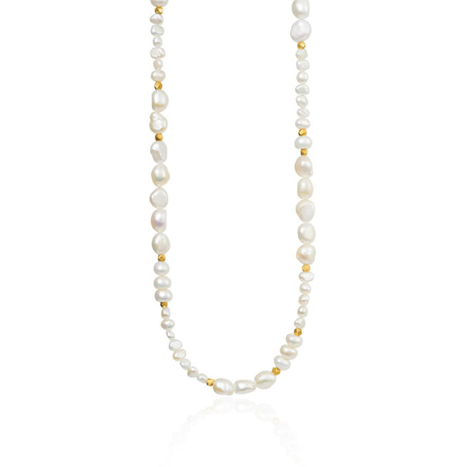 Perlehalskæde med perler i forskelligestørrelser. små kugler bryder perlerne med guldbelagte sølv kugler