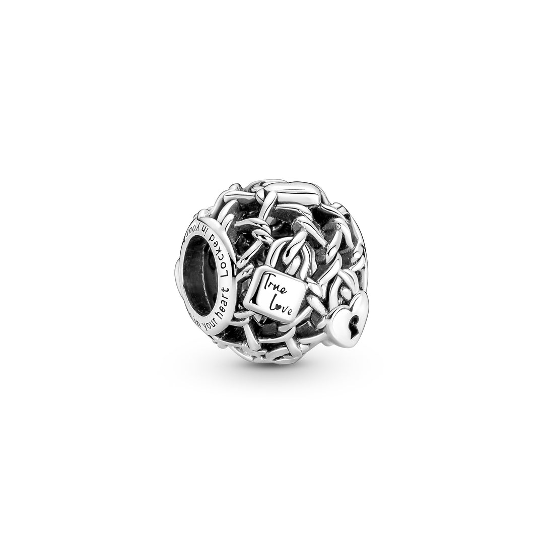 Sølv charm fra Pandora med hængelås der er indgraveret True love på låsen.