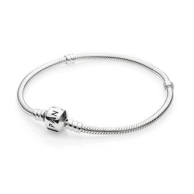 armbånd sølv pandora med kugle lås. Det helt klassiske armbånd fra Pandora der passer til de helt std moments charms. En tidsløs klassisker