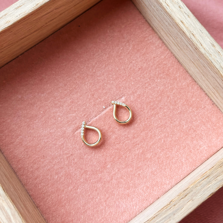 Scrouples - 8 karat guld dråbe ørestikker med sten af zirkonia - 125213