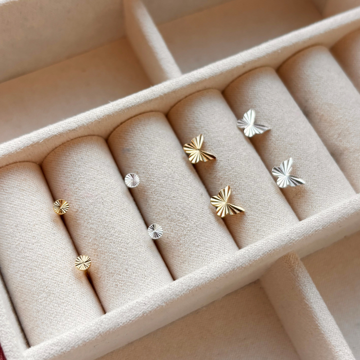 Scrouples - Plissé øreringe med sommerfugl i forgyldt sølv - 165082