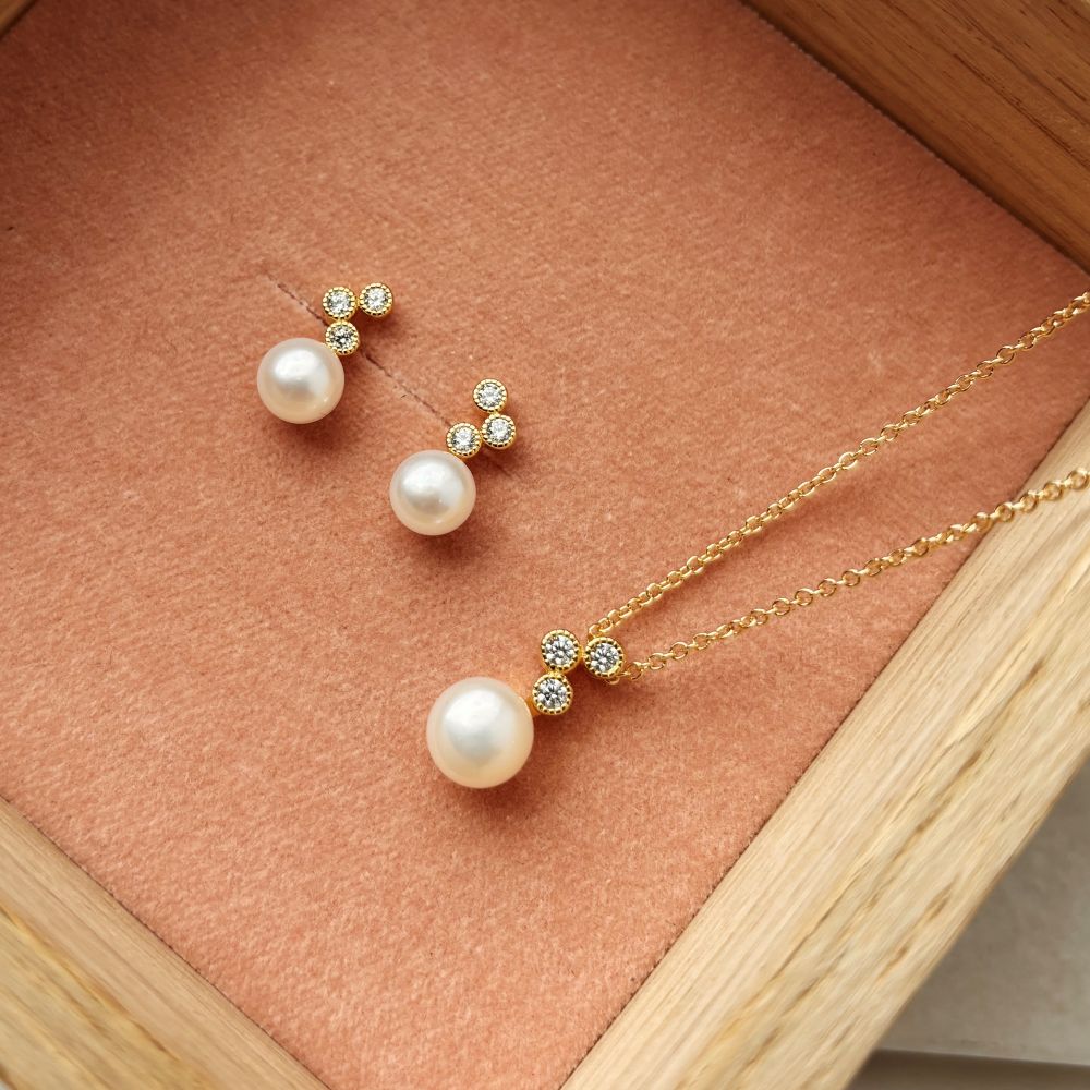 Scrouples - Forgyldt halskæde med vedhæng med perle og sten - 241822