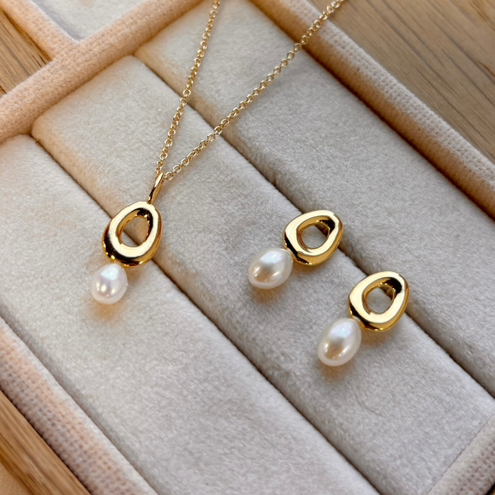 Scrouples - Forgyldt halskæde med rundt vedhæng og ferskvandsperle - 241972