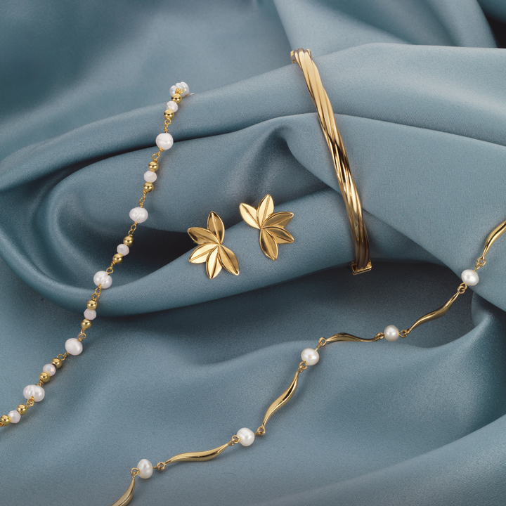 Scrouples - Halskæde i forgyldt med ferskvandsperler og kugler - 300792h,m