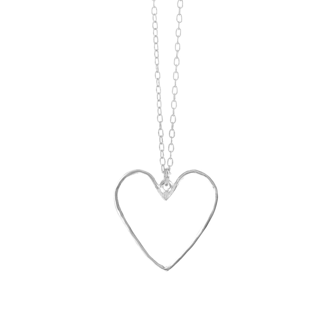 Halskæde med hjertevedhæng i sølv. Hjertet har en matteret rustik overflade.