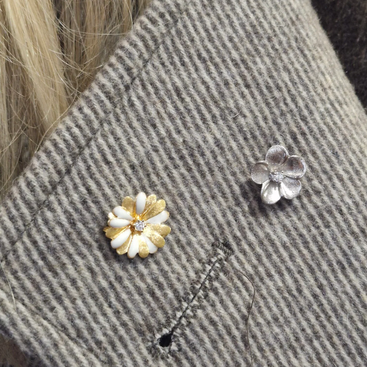 Blossom - Daysey marguerit broche i forgyldt med emalje og zirkonia - 23271730