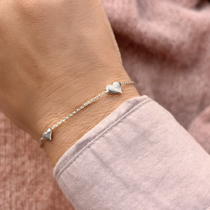 Scrouples - Armbånd med assymetriske hjerter i sølv - 300122a,m