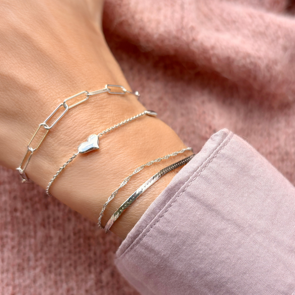Scrouples - Armbånd med assymetriske hjerter i sølv - 300122a,m