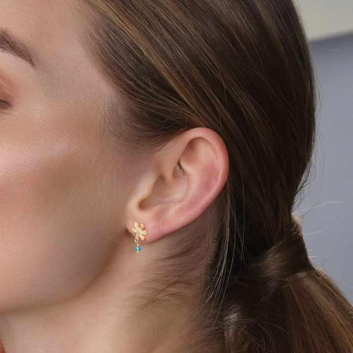 Nordahl - Forgyldte ørestikker med blomst og blå sten - 30260655900