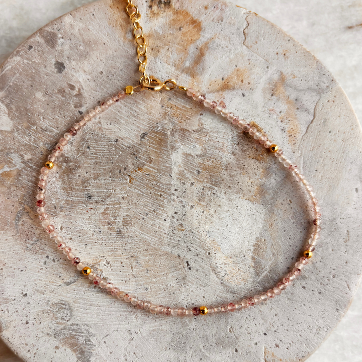 Scrouples - Strawberry quartz armbånd i forgyldt - 39802a,m