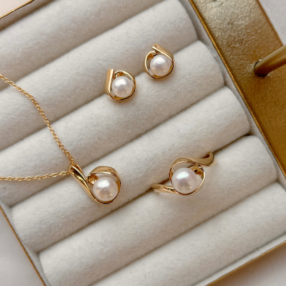 Scrouples - 8 kt. organisk guld ring med hvid ferskvandsperle - 716053