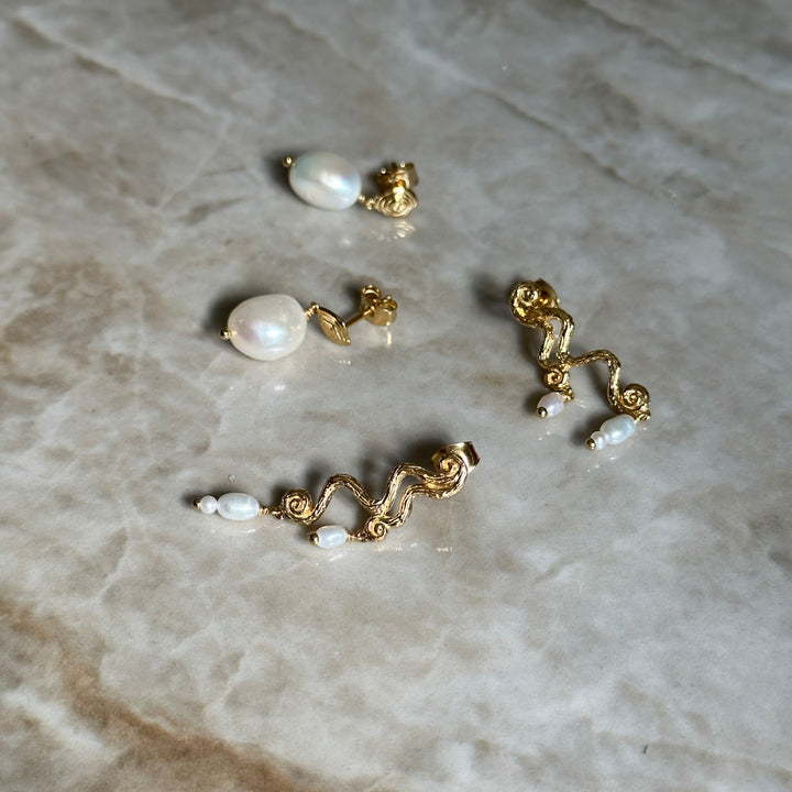Studio Z - Shell ørestikker med perle i forgyldet sølv - 7213834