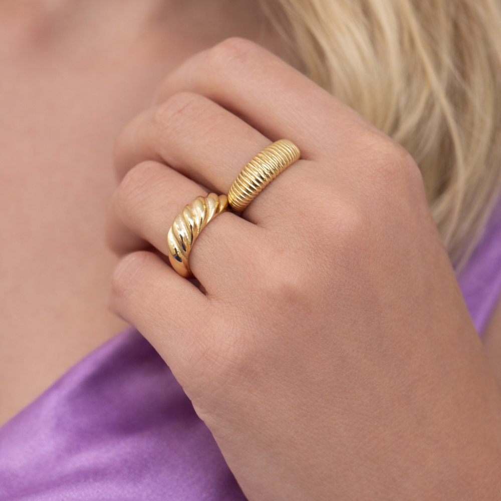 Scrouples - Guldbelagt sølv ring med plissé rillet overflade - 731242