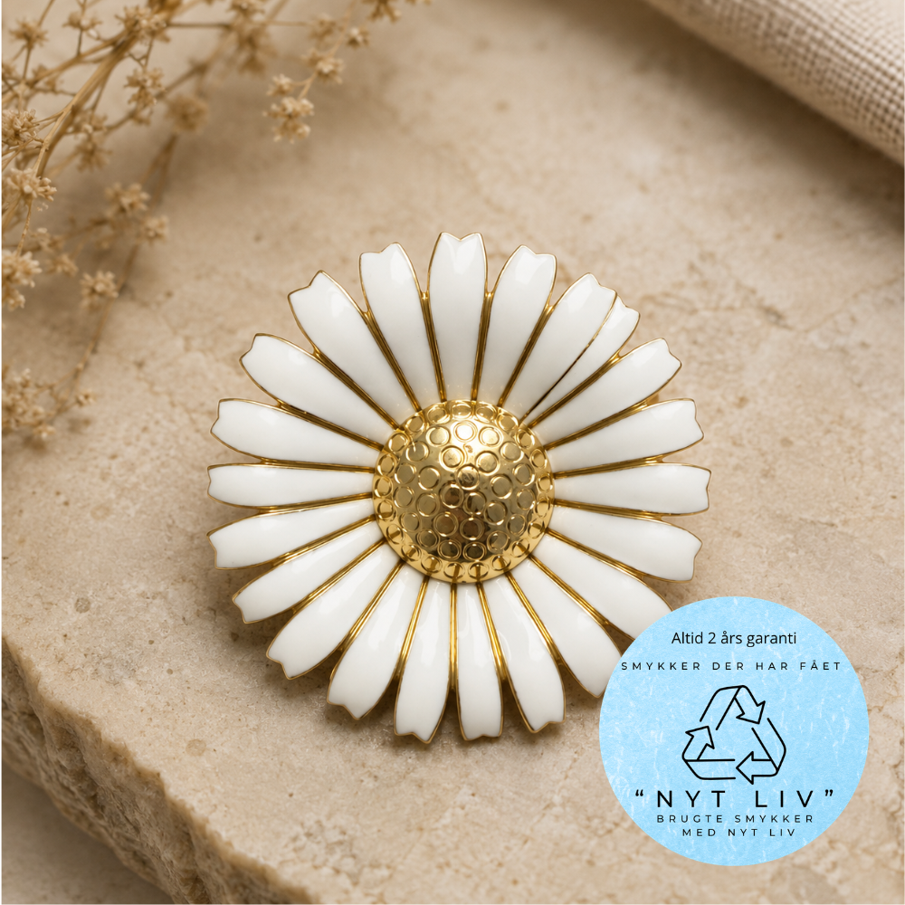 Nyt Liv - Marguerit Broche i forgyldt med hvid emalje, 50mm - NL2