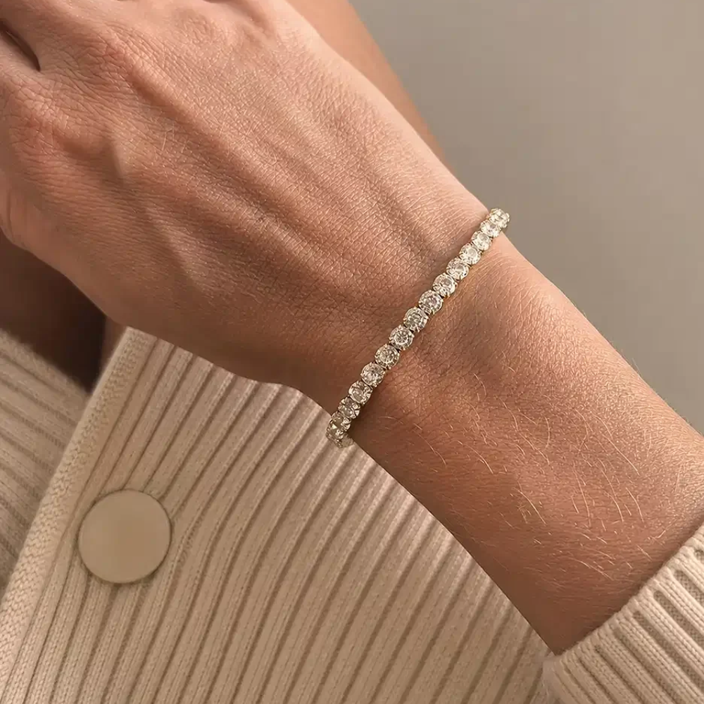 Molly - Tennisarmbånd i guldfarvet stål med krystaller - st30101a,m