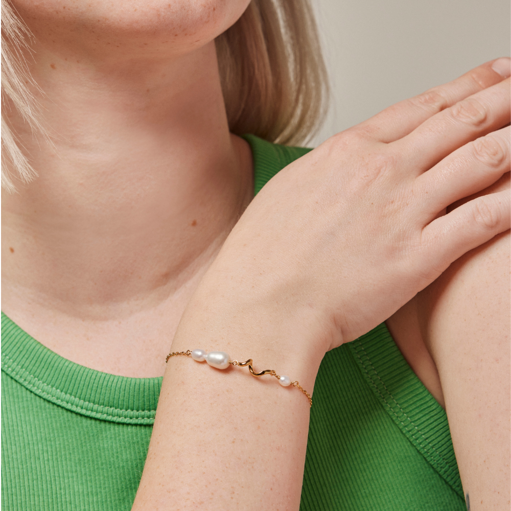 Enamel - Pearlie Twist armbånd i forgyldt med ferksvandsperler - B113G
