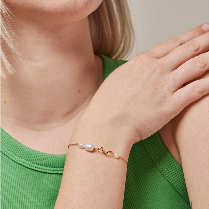 Enamel - Pearlie Twist armbånd i forgyldt med ferksvandsperler - B113G