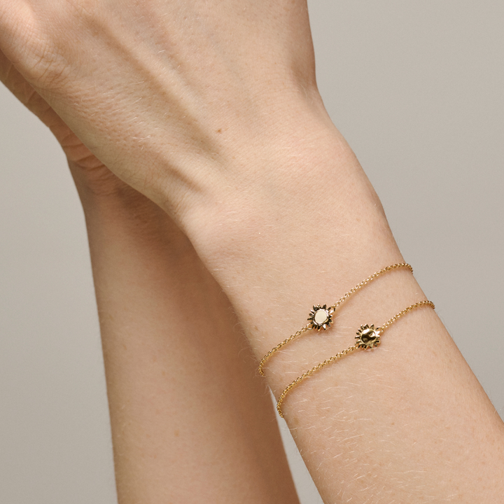 Enamel - Sunshine Daisy armbånd i forgyldt med emalje - B146G-Daisy