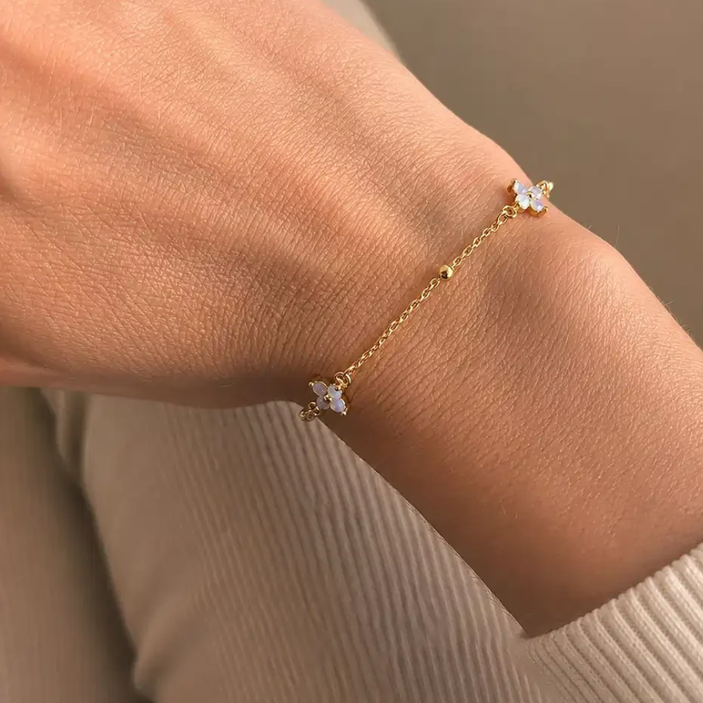 Molly - Blomster armbånd i forgyldt messing med blå zirkonia - st30082a,m