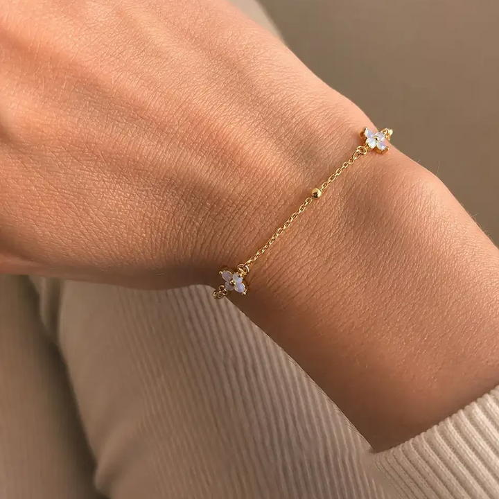 Molly - Blomster armbånd i forgyldt messing med blå zirkonia - st30082a,m