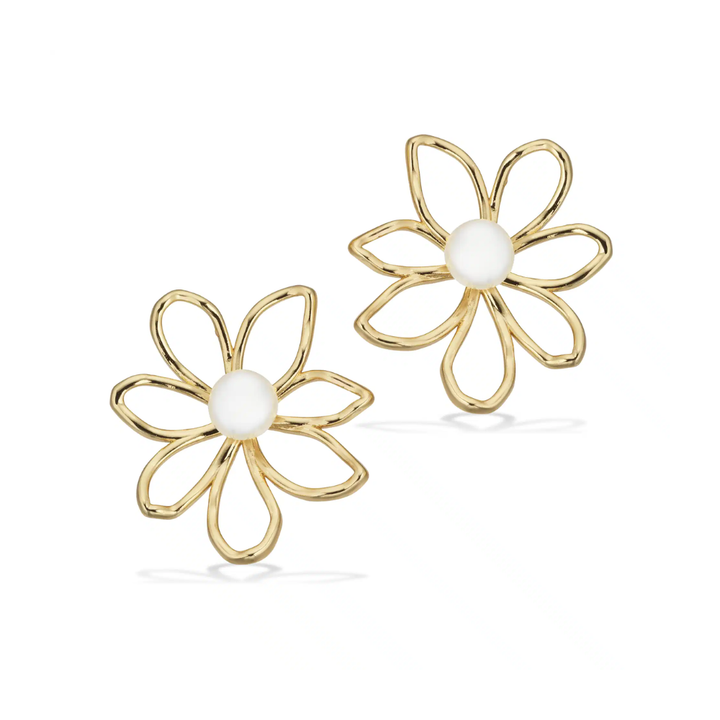 Molly - Blomster ørestikker med ferskvandsperle i forgyldt messing - st10036