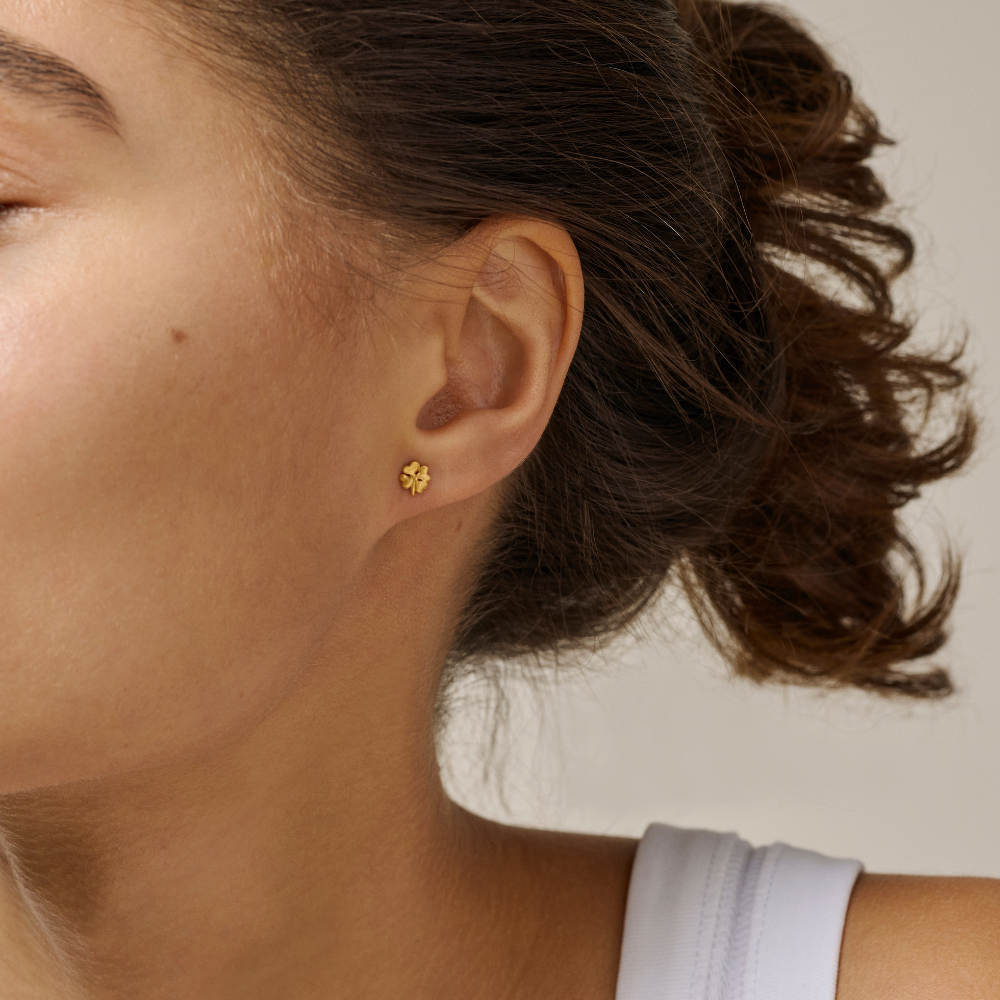 Enamel - Organic Clover Mini Stud i forgyldt - E412GM