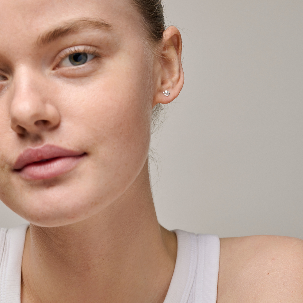 Enamel - Organic Clover Mini Stud i sølv - E412SM