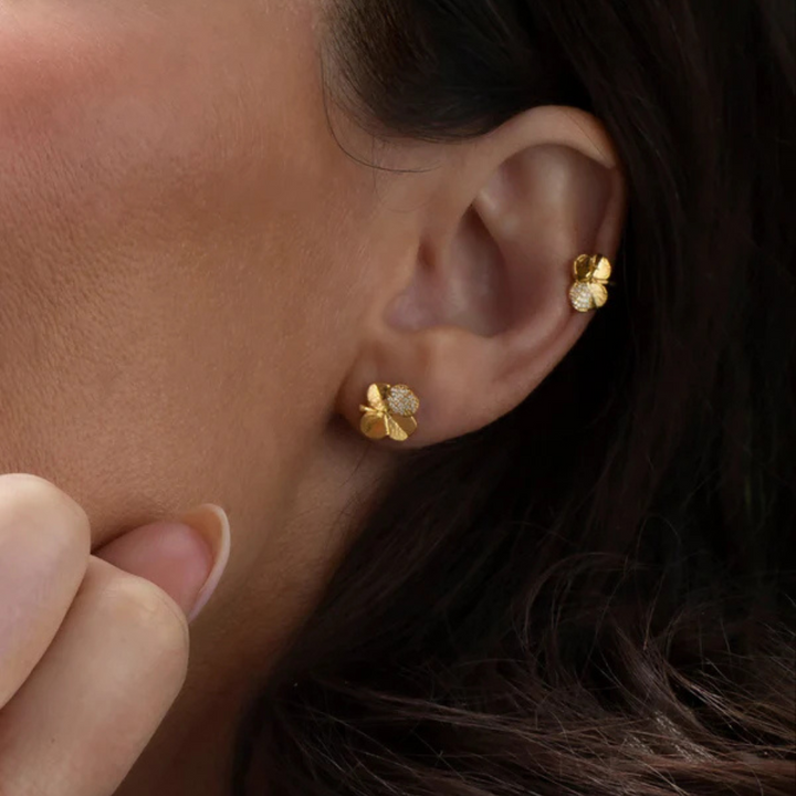 Flora Danica - Firkløver earcuff i forgyldt med sten i Pavé - flc-eacu-g-pave