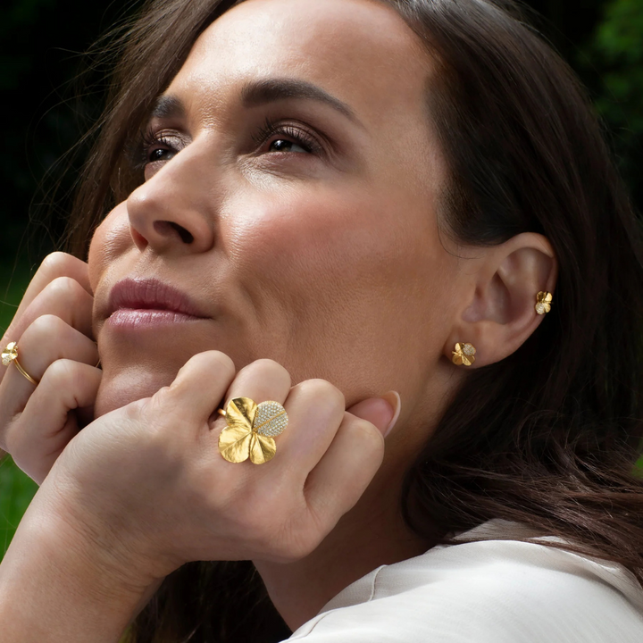 Flora Danica - Firkløver statement ring i forgyldt med sten i Pavé - flc-stri-g-pave