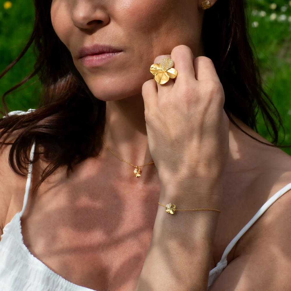 Flora Danica - Firkløver statement ring i forgyldt med sten i Pavé - flc-stri-g-pave