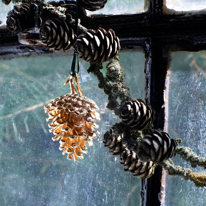 Flora Danica - Julepynt Fyrrekogle 18 karat guldbelagt