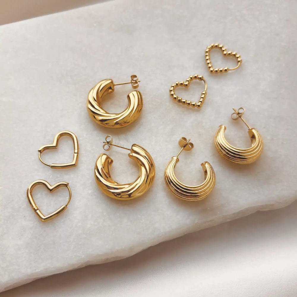 Molly - Hjerte kugle creoler i guldfarvet stål, 16 x 17mm - st10043