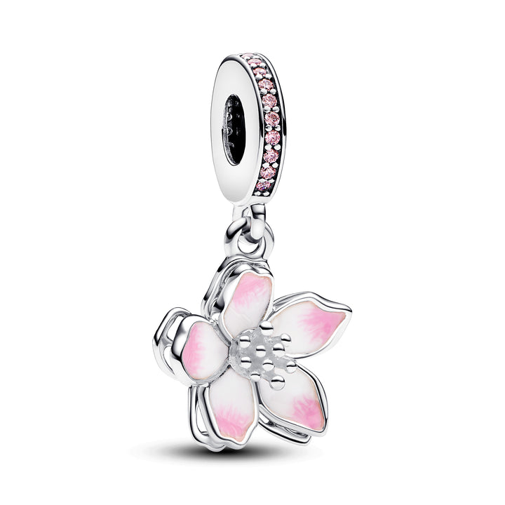 Lyserød kirsebærblomst charm fra Pandora. Charmet er lavet i sølv med lyserød håndmalet emalje. 