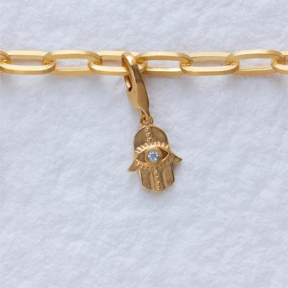 byBiehl - Hamsa charm i guldbelagt med sten af zirkonia - 7-5215a-gp-b
