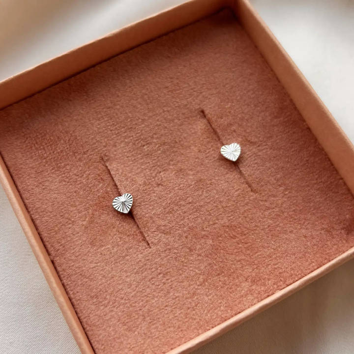 Scrouples - Plissé hjerte sølv ørestikker - 165092