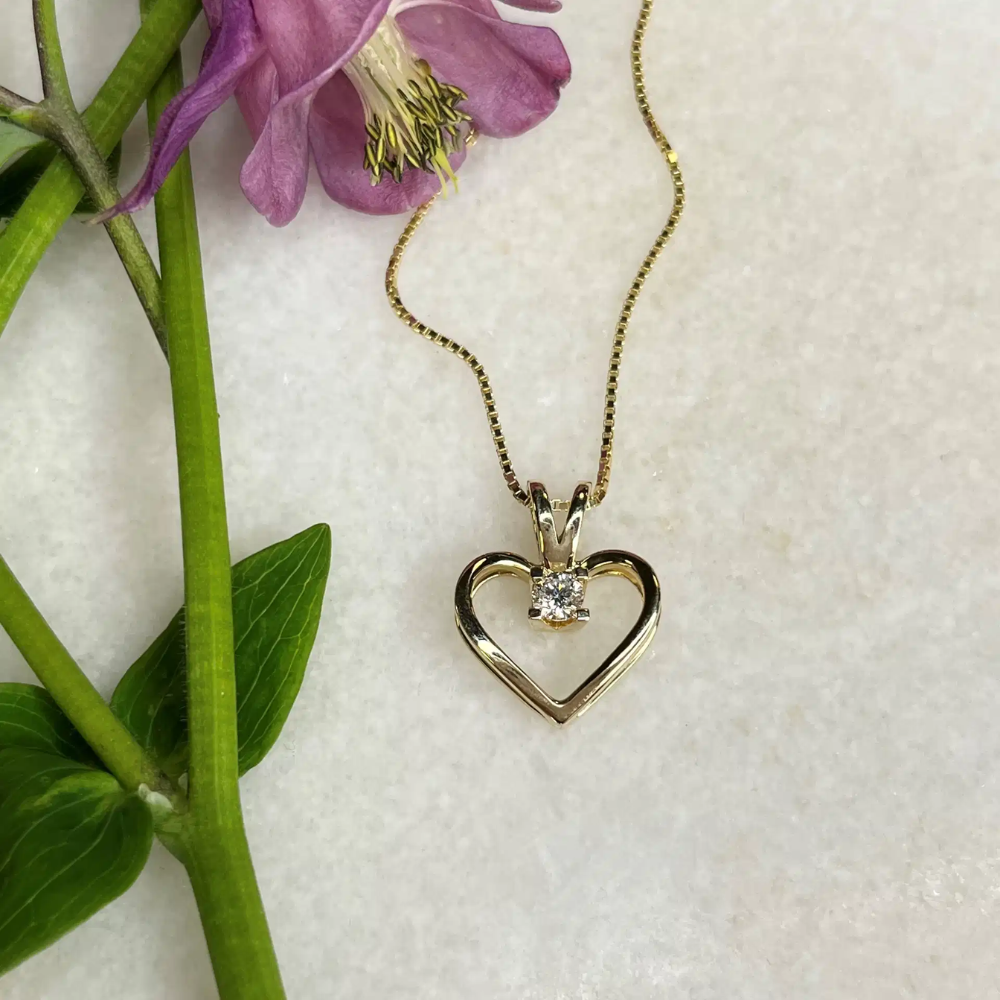Scrouples - Kleopatra Hjerte Vedhæng i guld med 0,20ct diamant