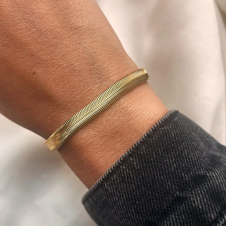 Molly - Fladt slangearmbånd i guldfarvet stål - st30015a,m