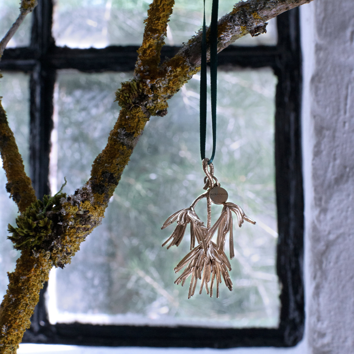 Flora Danica - Julepynt grangren i 18 karat guldbelagt