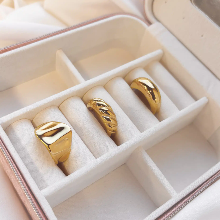 Molly - Swirl ring i blankpoleret guldfarvet stål - st70001