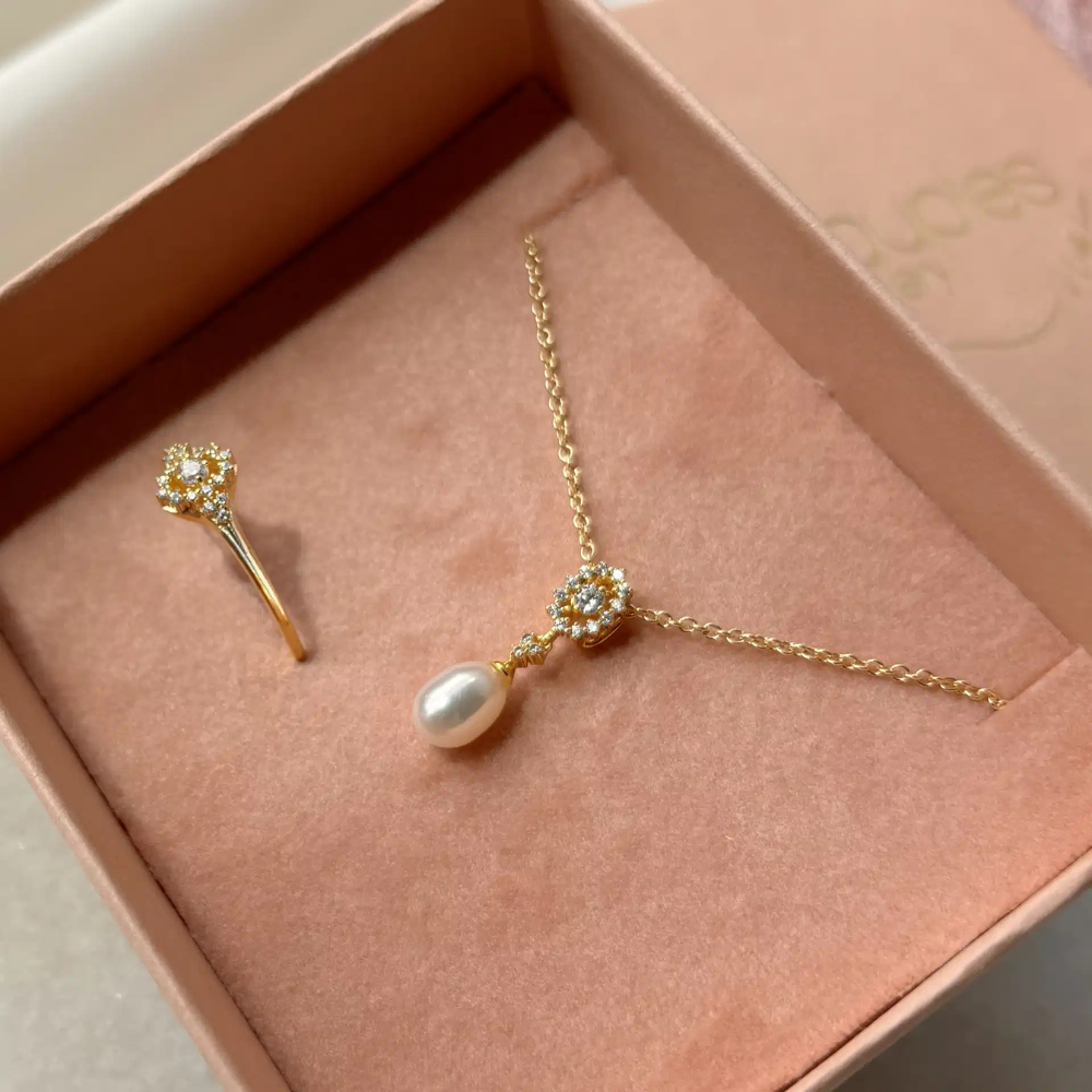 Scrouples - Halskæde med ferskvandsperle og sten i forgyldt sølv - 241542