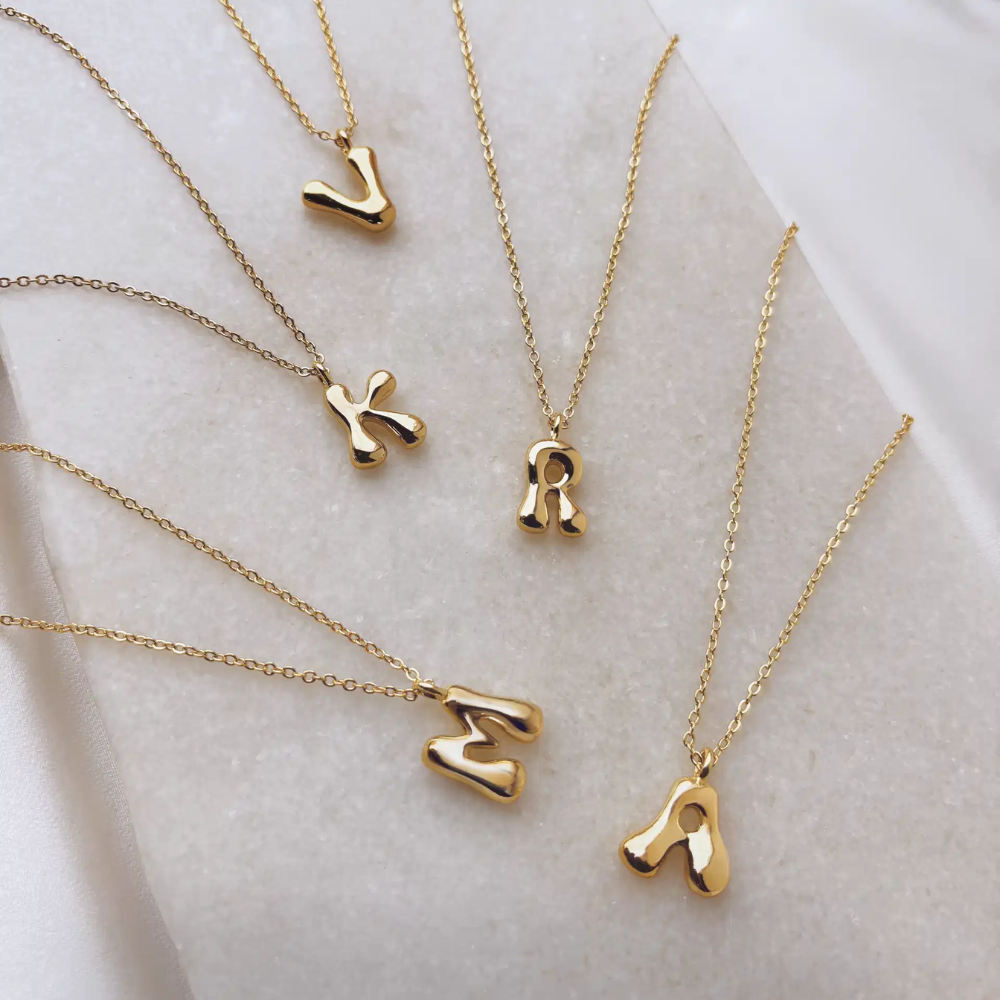 Molly - Bogstav halskæde i forgyldt messing - Vælg selv variant - st20000
