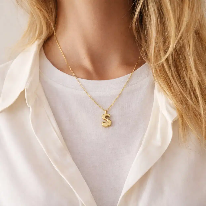 Molly - Bogstav halskæde i forgyldt messing - Vælg selv variant - st20000