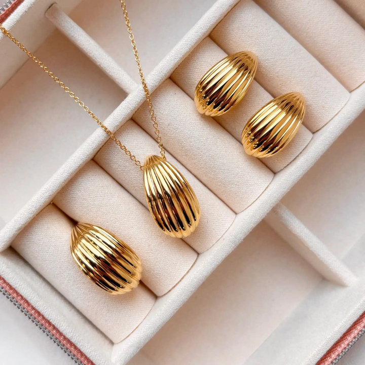 Scrouples - Plissé vedhæng i forgyldt sølv med kæde - 240652