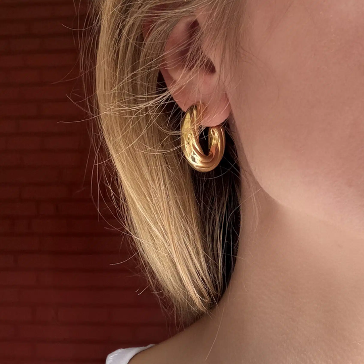 Molly - Snoet creoler i guldfarvet stål - st10040