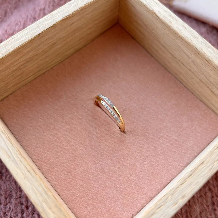 Scrouples - 8 karat guld dobbelt tråd ring med sten af zirkonia - 715493