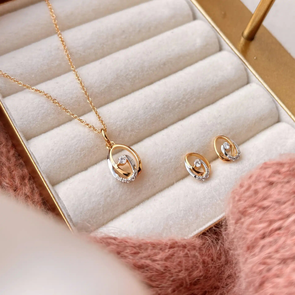 Scrouples - Flettet cirkel vedhæng i guld med sten af zirkonia - 215564