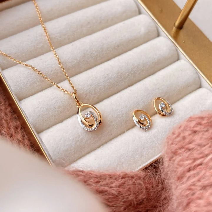 Scrouples - Flettet cirkel vedhæng i guld med sten af zirkonia - 215564